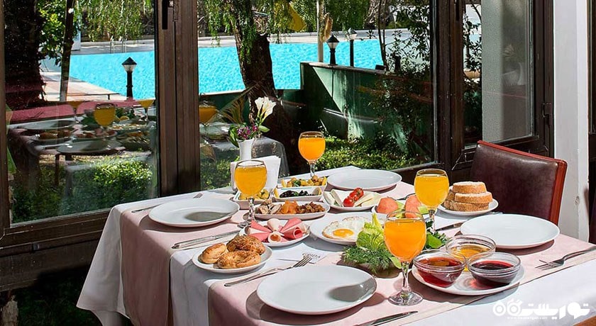 میز اسنک بار کنار استخر